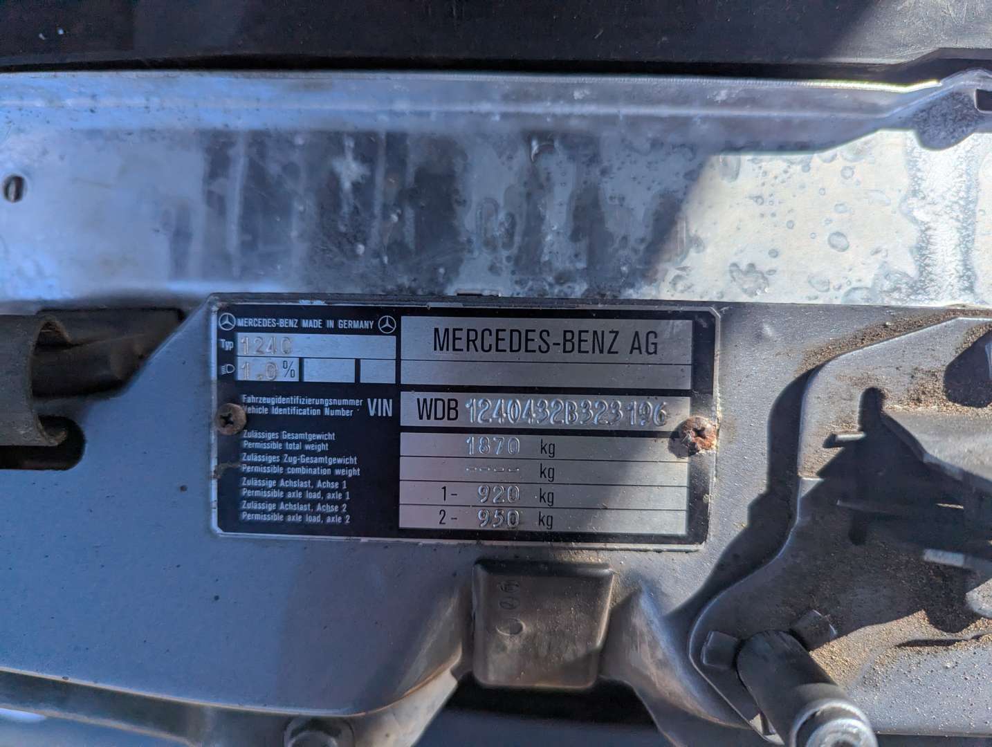 <p>1990 MERCEDES 230CE AUTO</p>