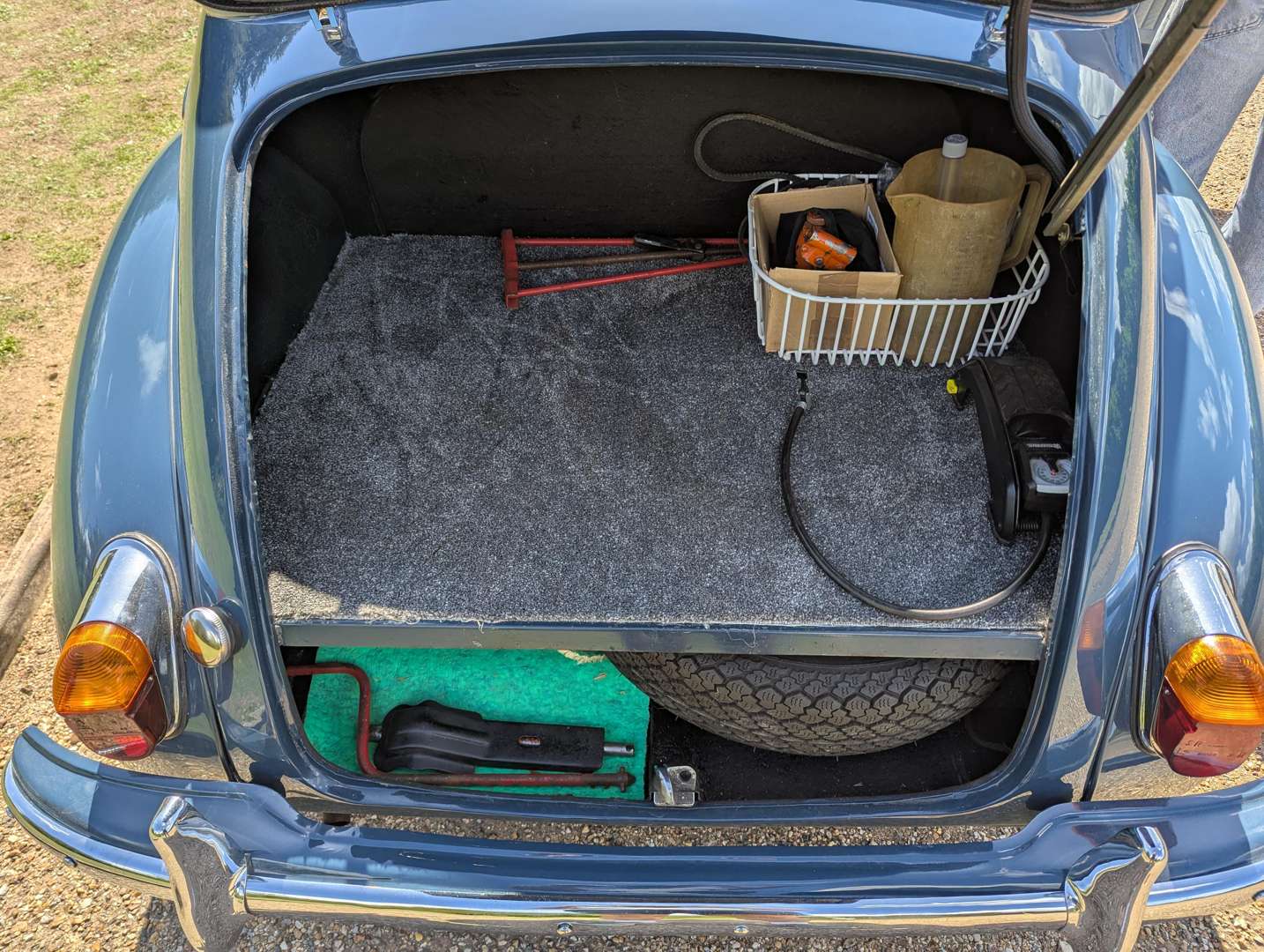 <p>1968 MORRIS MINOR SALOON</p>