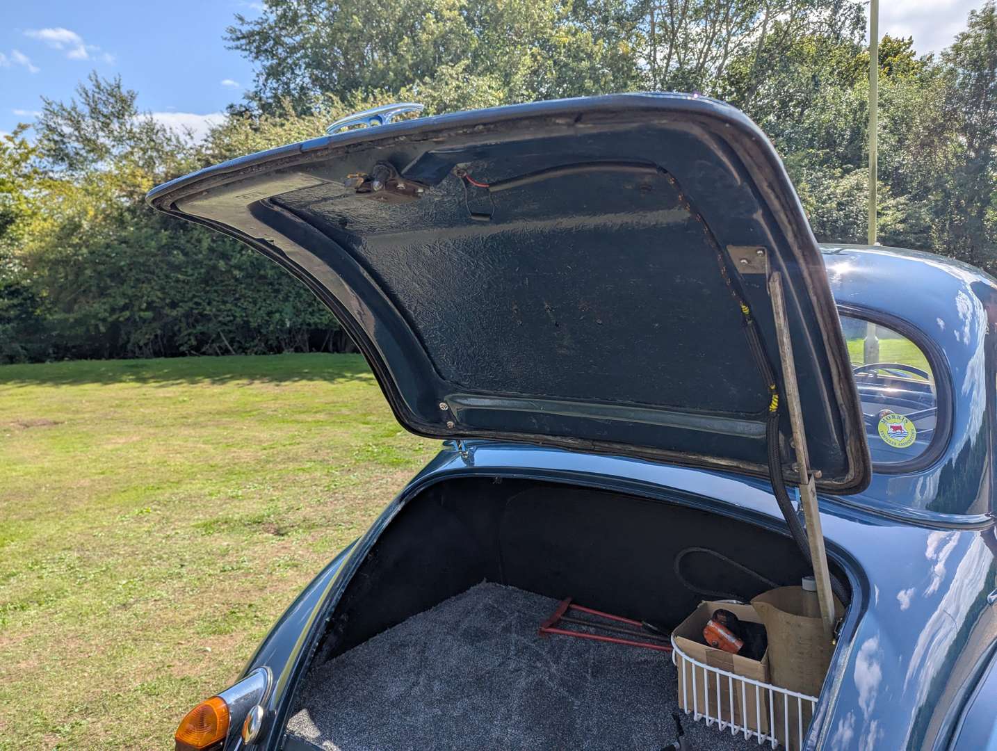 <p>1968 MORRIS MINOR SALOON</p>