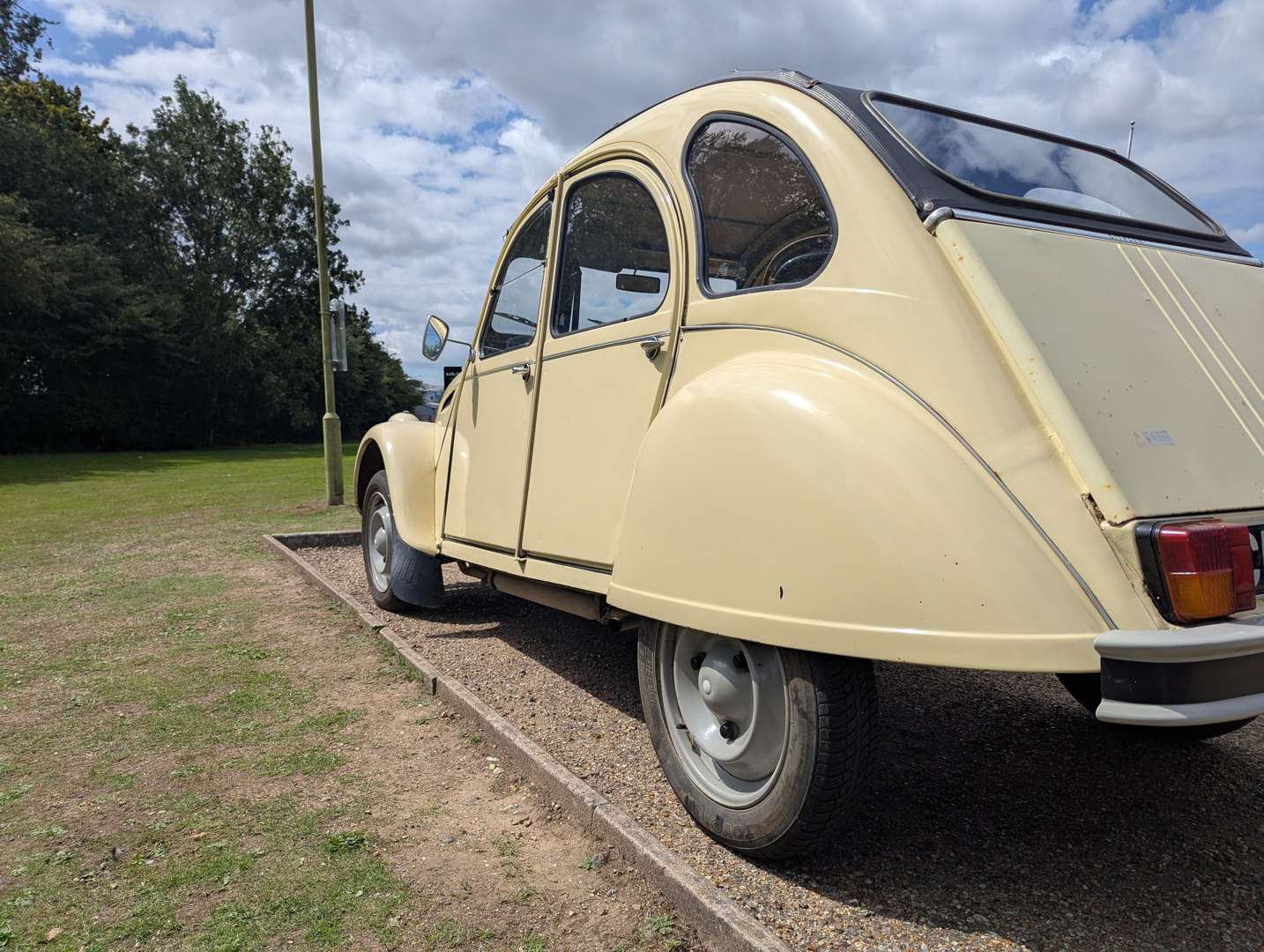 <p>1980 CITROEN 2CV LHD</p>
