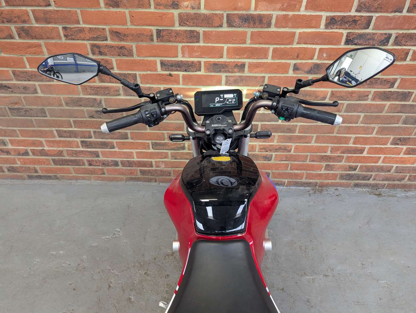 <p>2022 SUNRA MIKU SUPER</p>