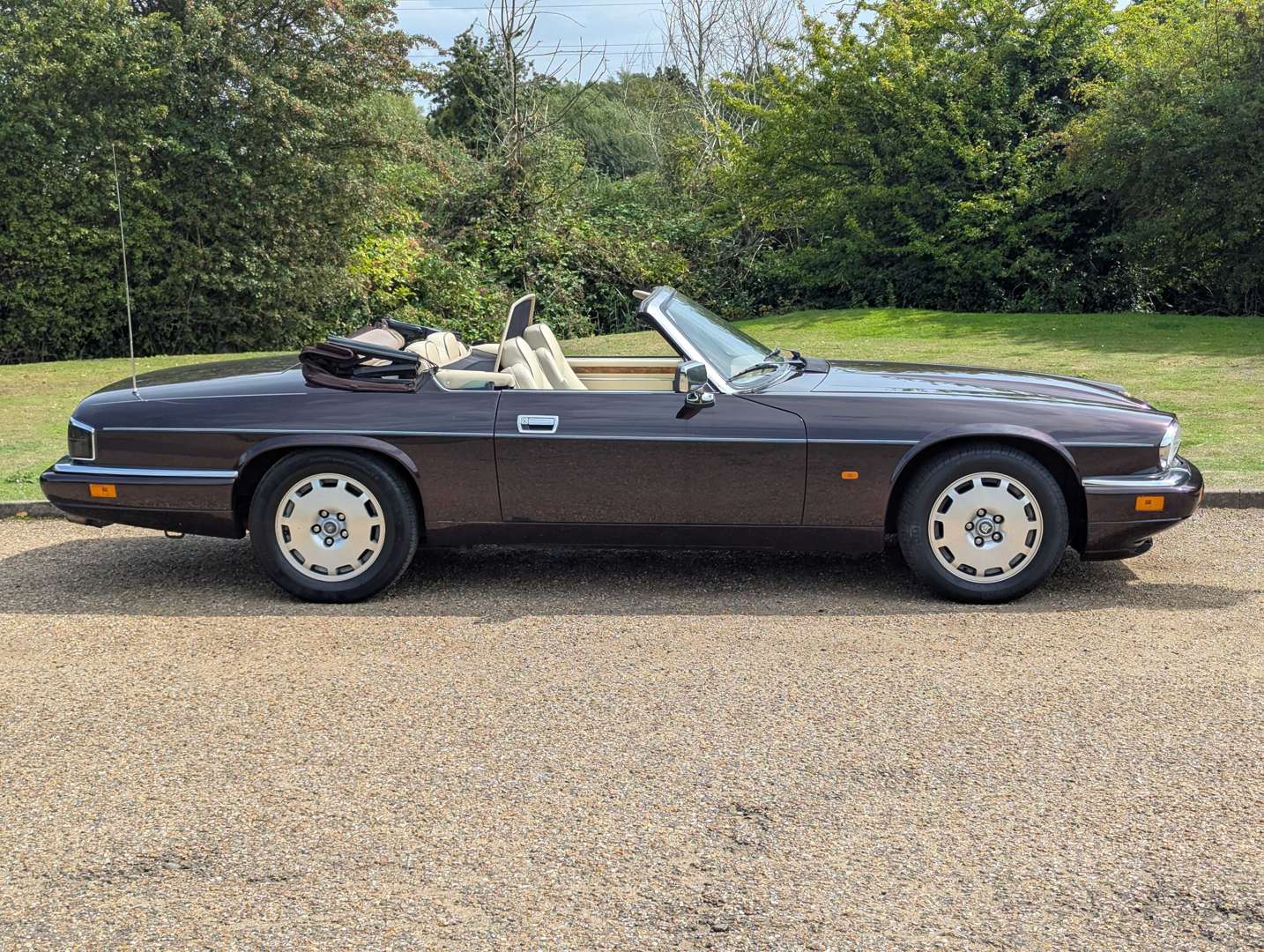 <p>1996 JAGUAR XJS 4.0 CELEBRATION CONVERTIBLE AUTO</p>