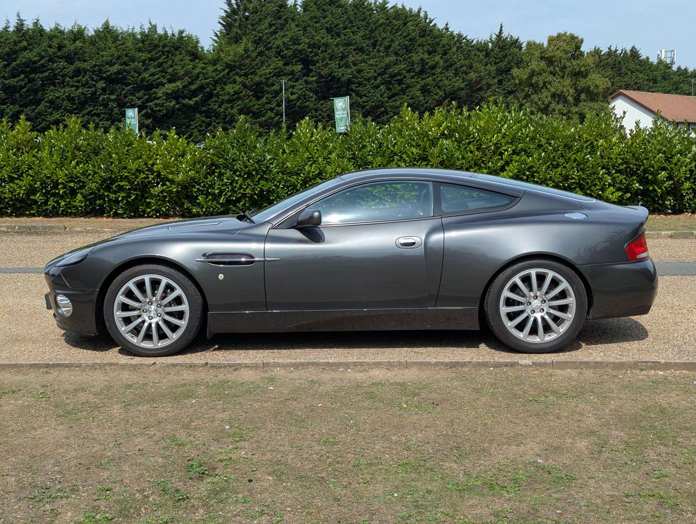 <p>2003 ASTON MARTIN V12 VANQUISH</p>