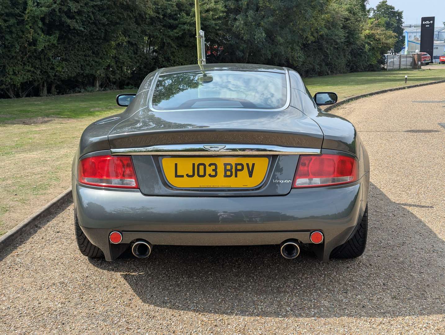 <p>2003 ASTON MARTIN V12 VANQUISH</p>