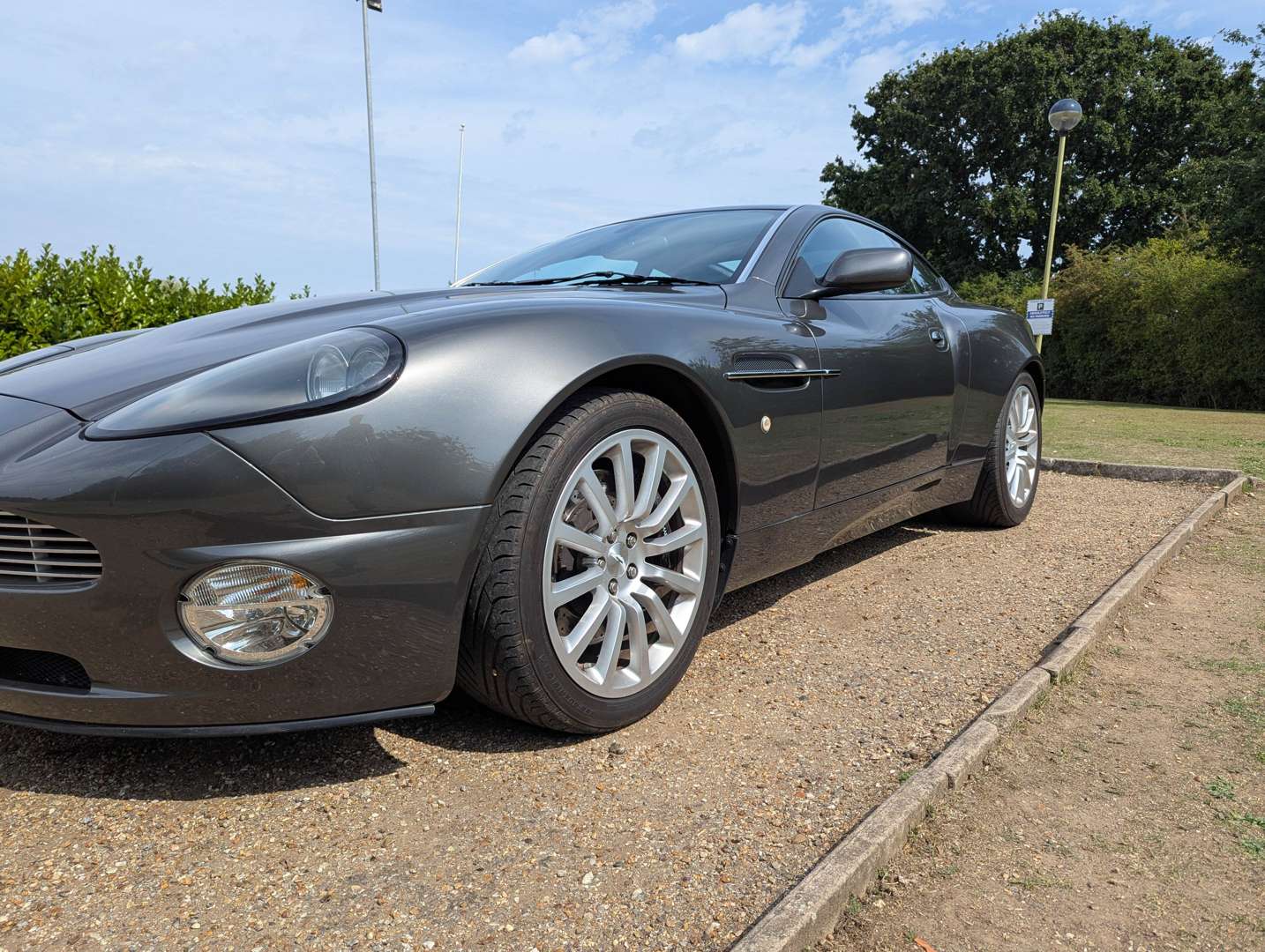 <p>2003 ASTON MARTIN V12 VANQUISH</p>