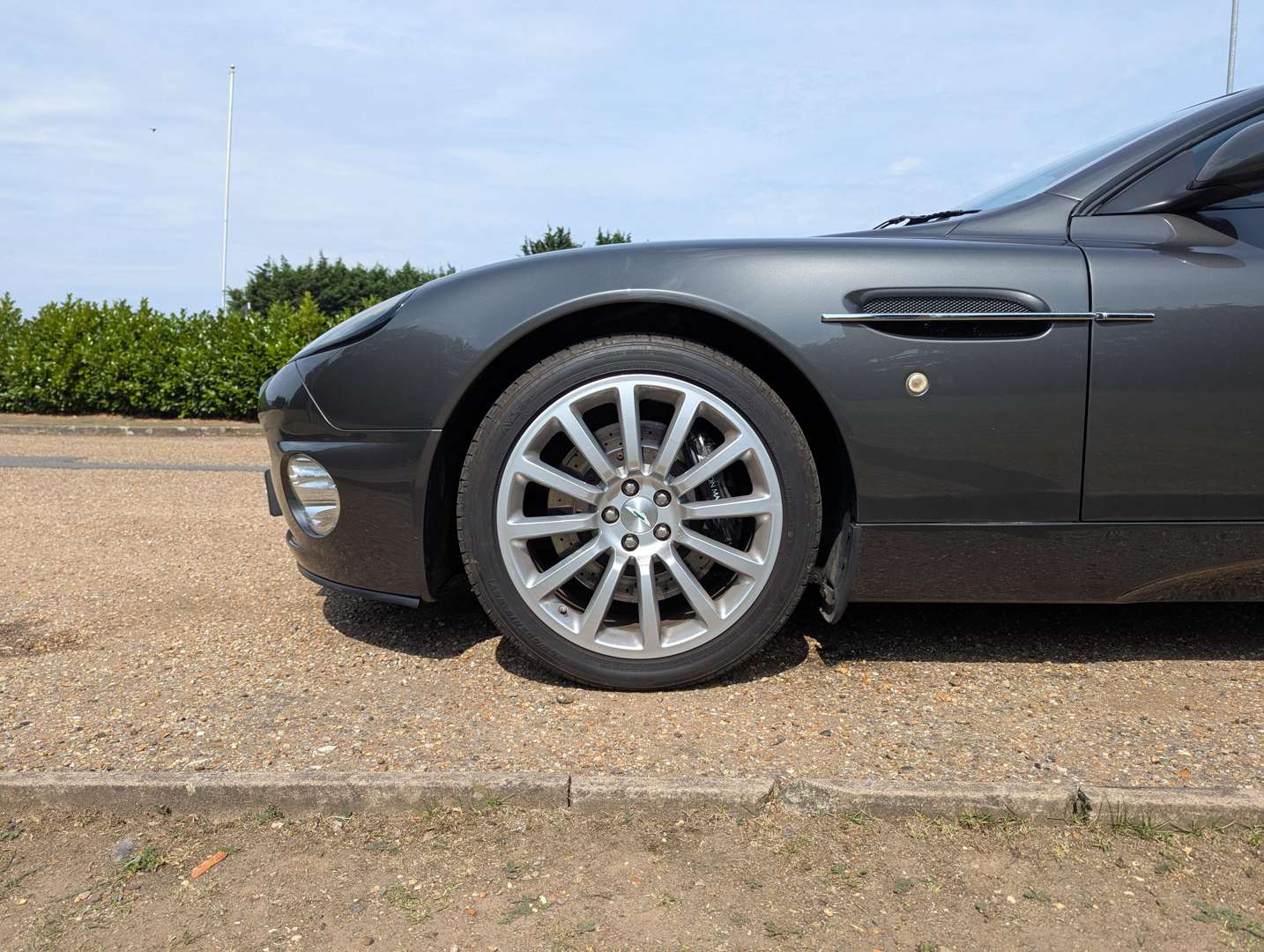 <p>2003 ASTON MARTIN V12 VANQUISH</p>
