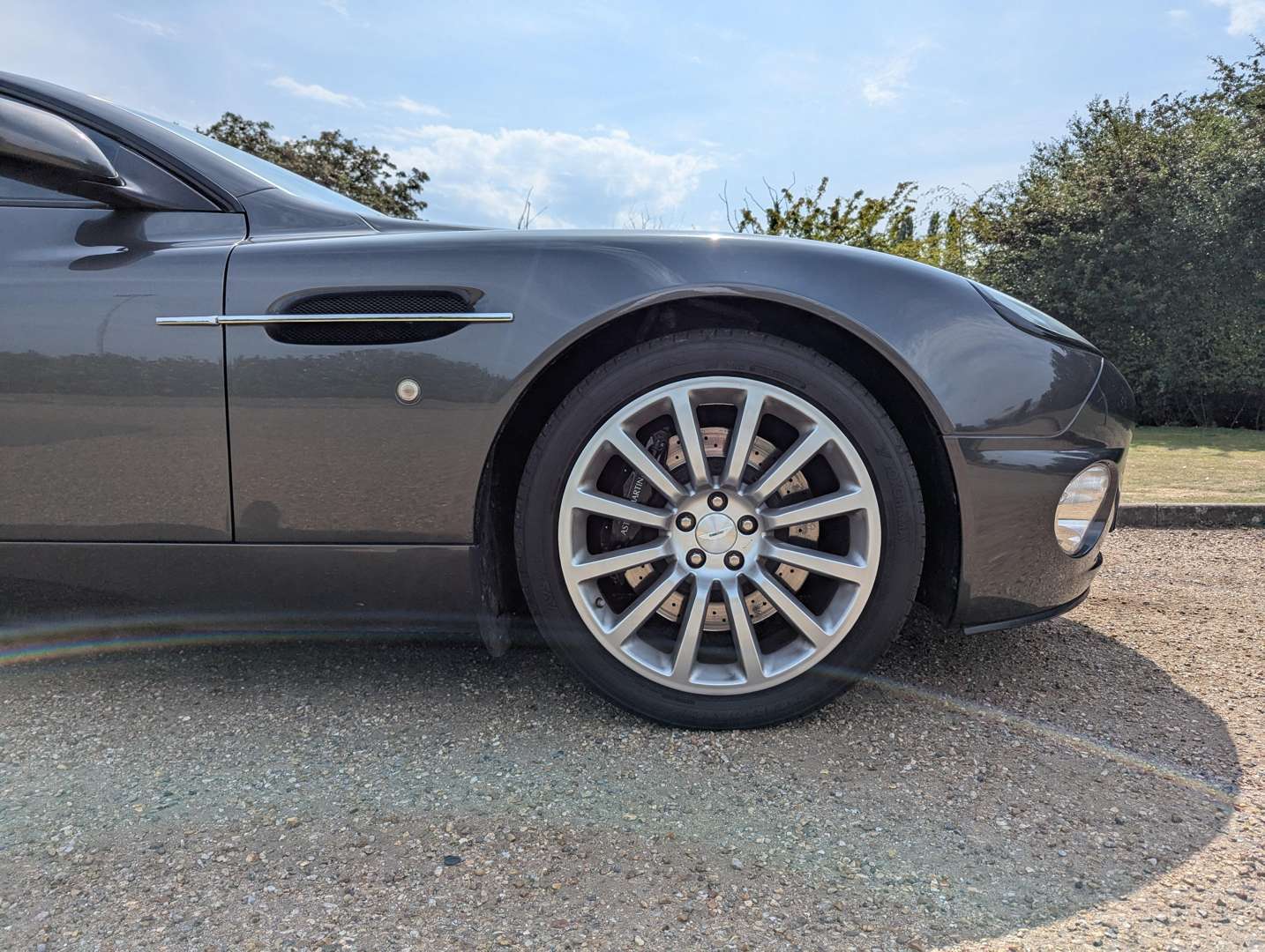 <p>2003 ASTON MARTIN V12 VANQUISH</p>