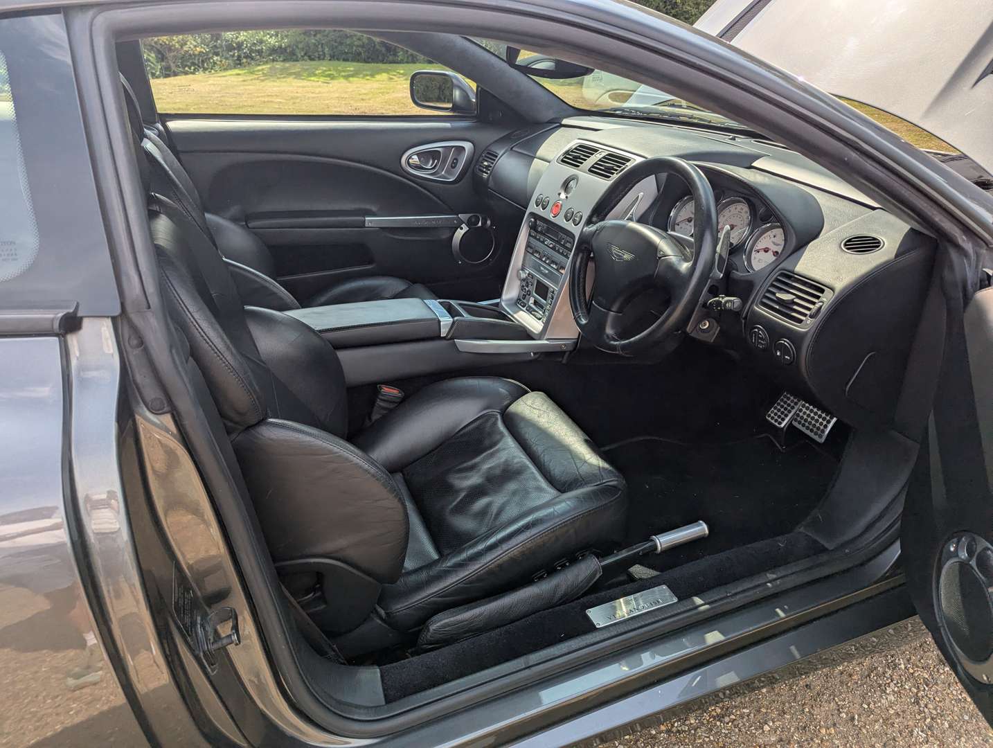 <p>2003 ASTON MARTIN V12 VANQUISH</p>