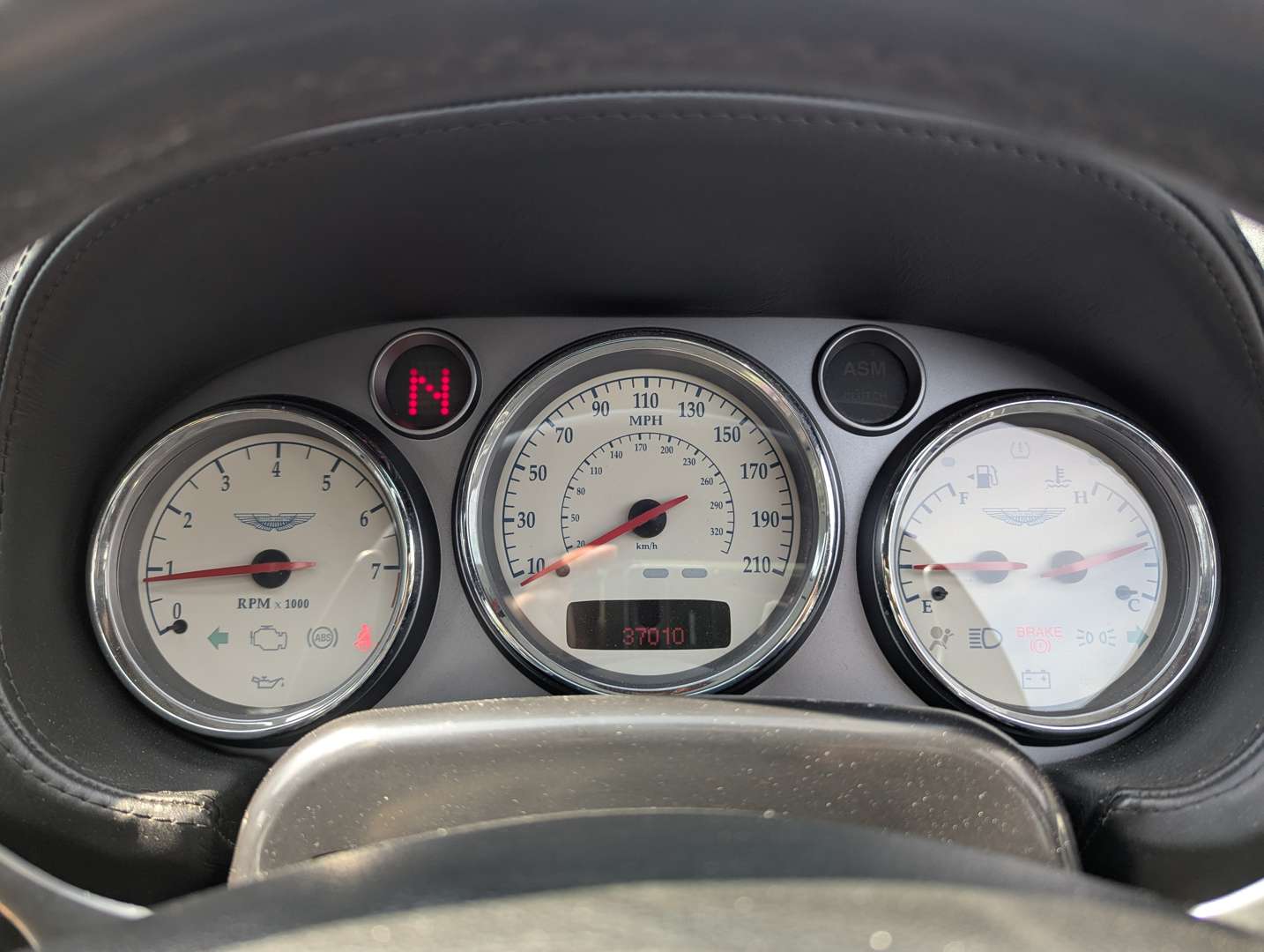 <p>2003 ASTON MARTIN V12 VANQUISH</p>