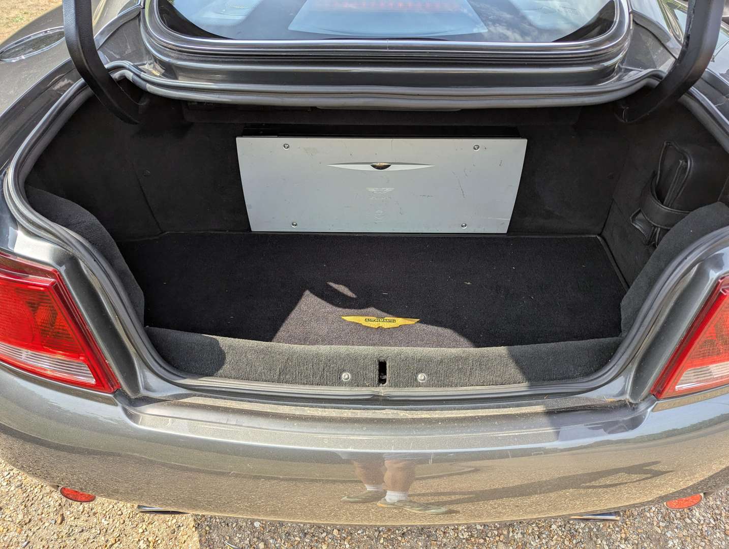 <p>2003 ASTON MARTIN V12 VANQUISH</p>