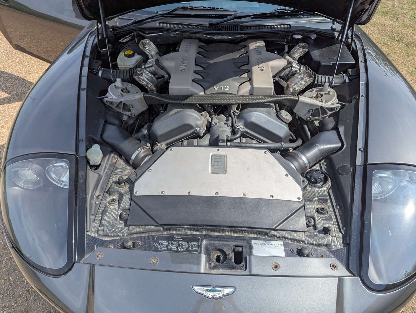 <p>2003 ASTON MARTIN V12 VANQUISH</p>