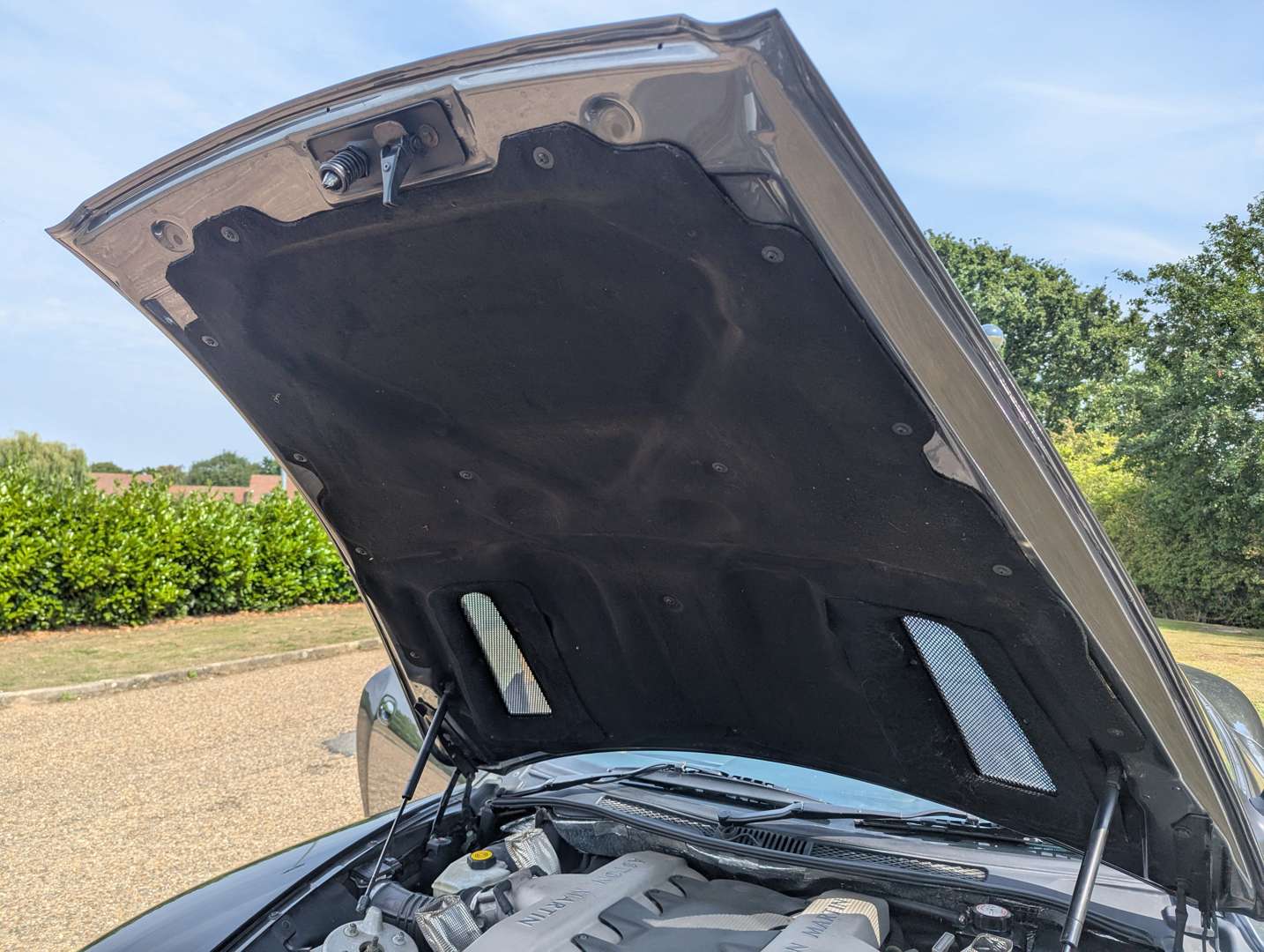 <p>2003 ASTON MARTIN V12 VANQUISH</p>