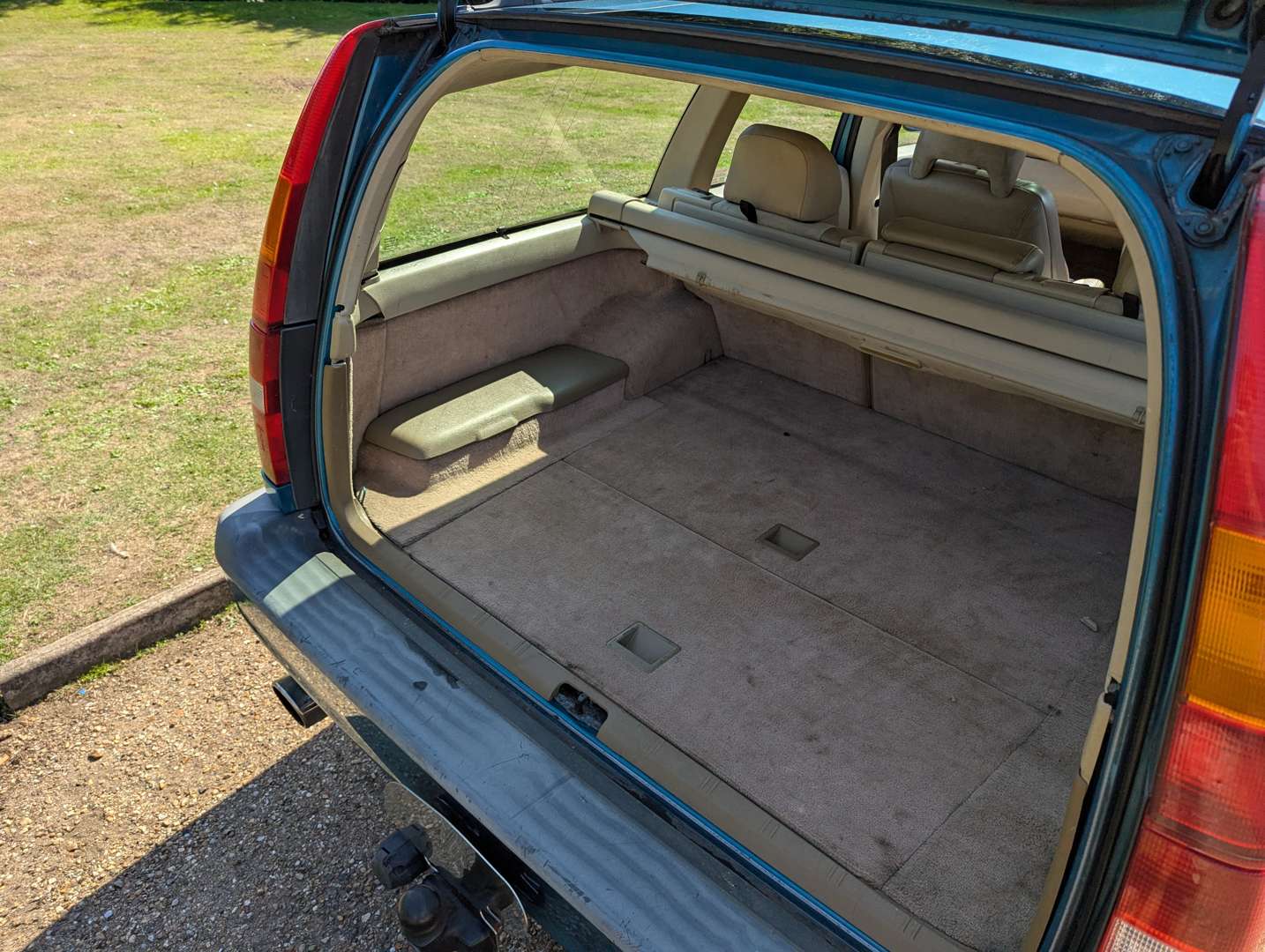 <p>1996 VOLVO 850R ESTATE AUTO</p>