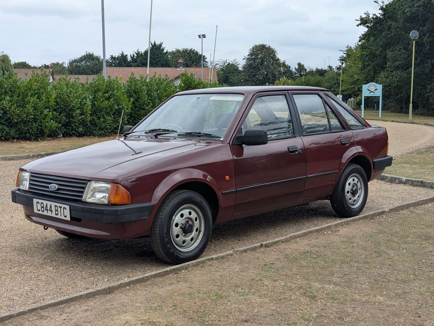 <p>1986 FORD ESCORT L</p>