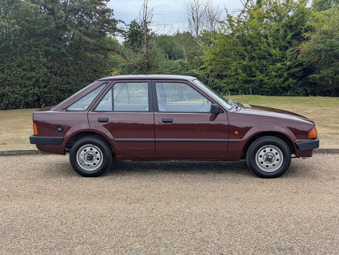 <p>1986 FORD ESCORT L</p>