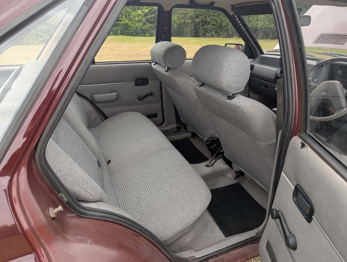 <p>1986 FORD ESCORT L</p>