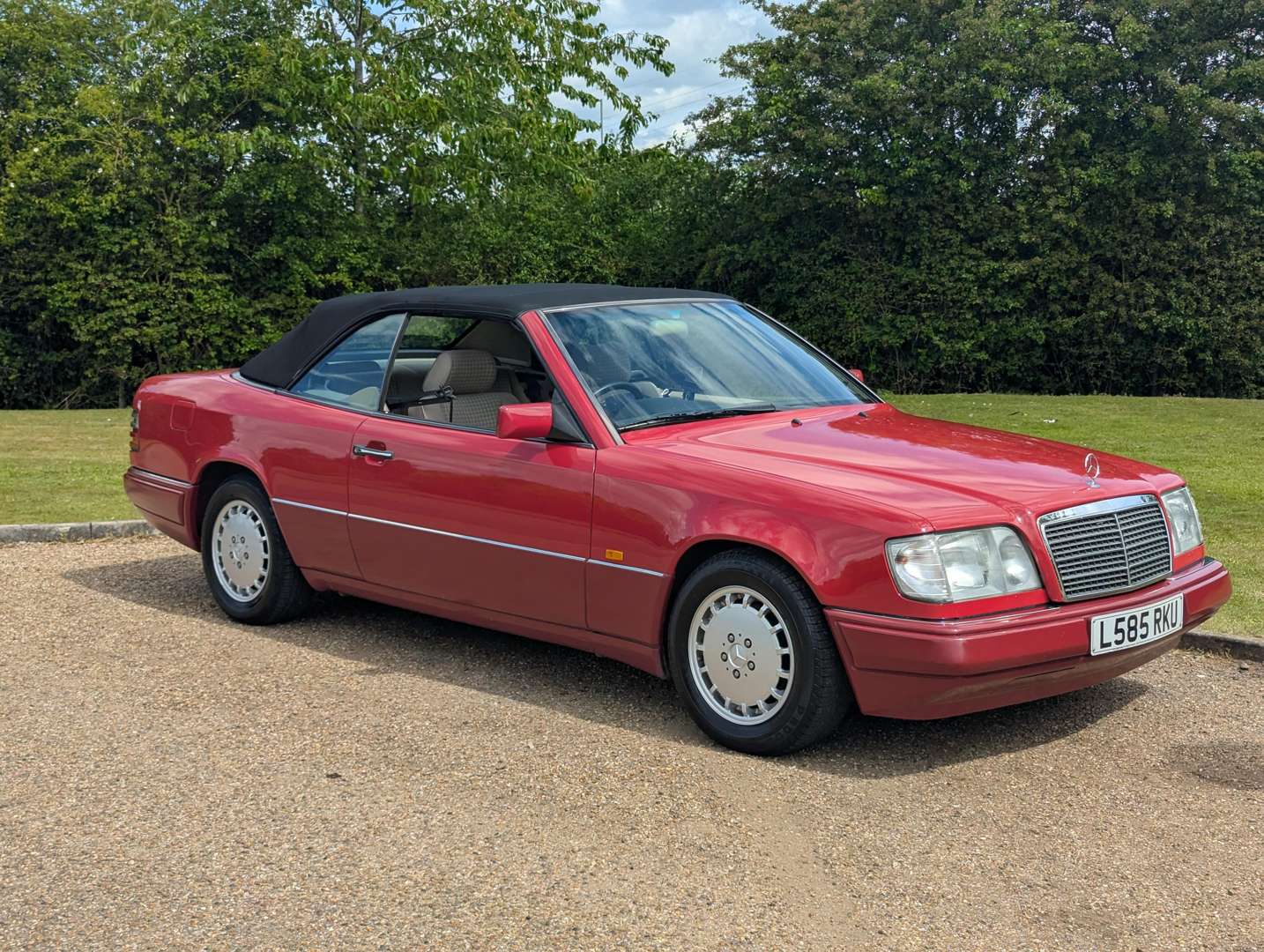 <p>1994 MERCEDES E220 CABRIOLET</p>