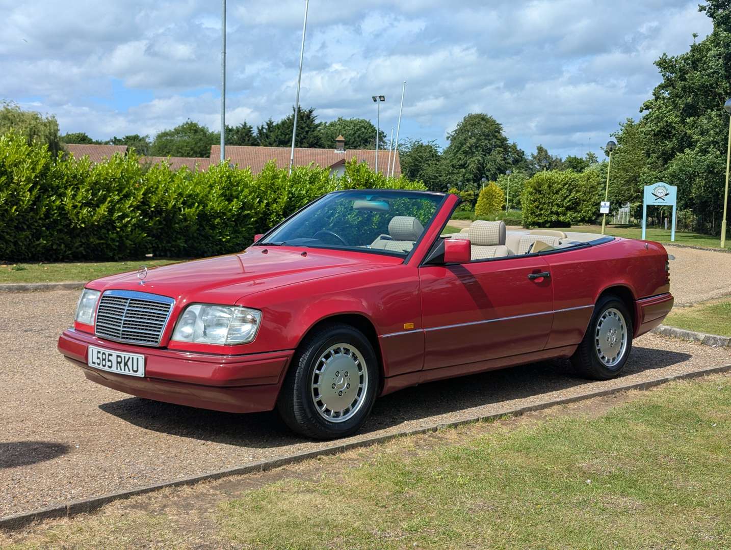 <p>1994 MERCEDES E220 CABRIOLET</p>