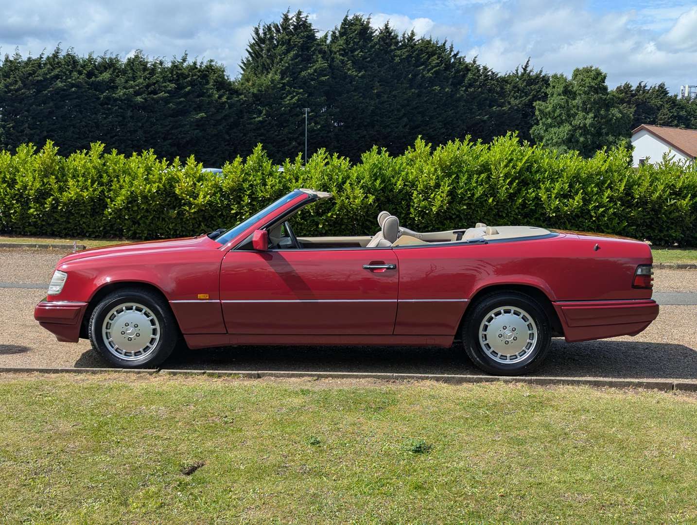 <p>1994 MERCEDES E220 CABRIOLET</p>