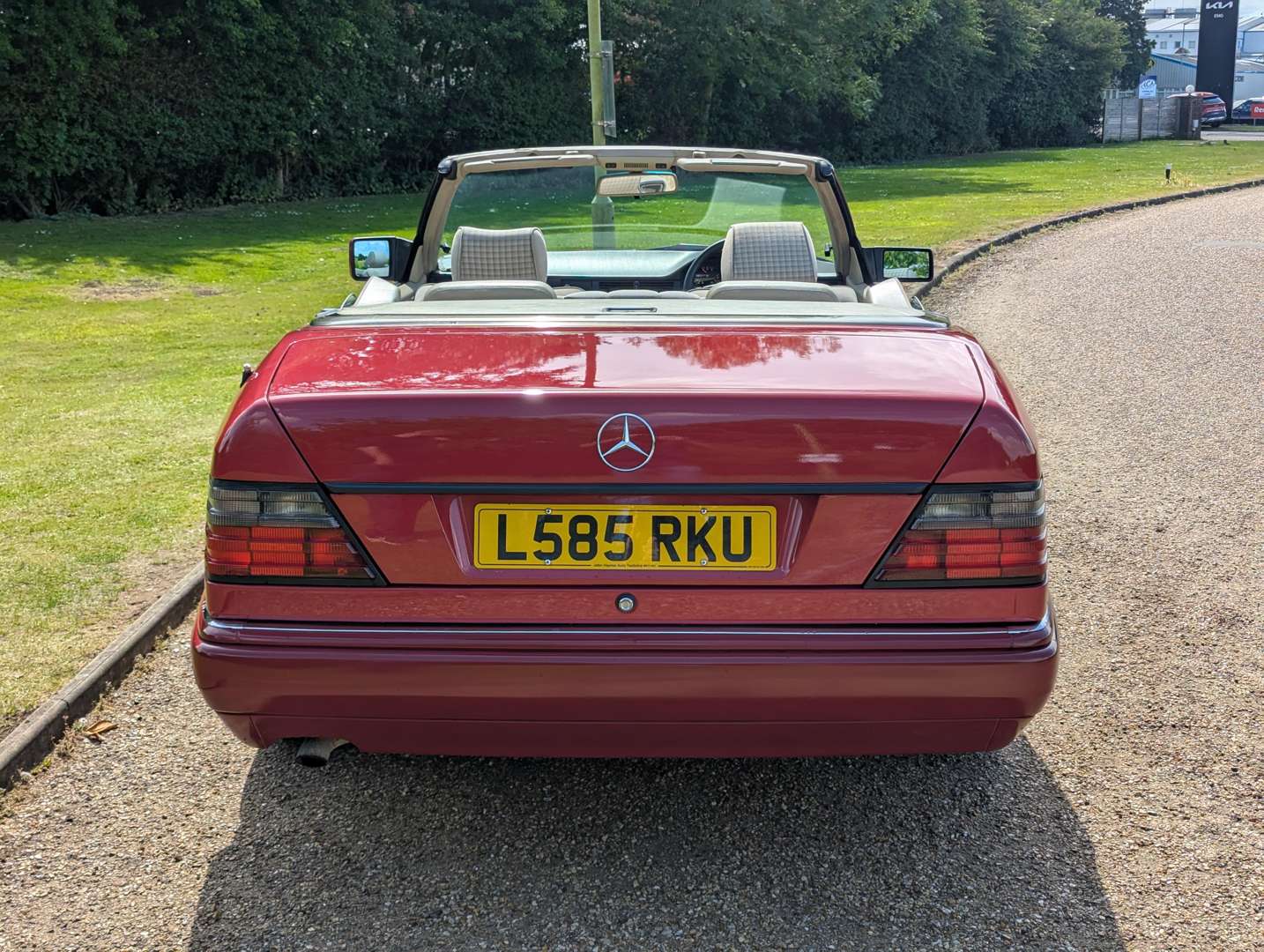 <p>1994 MERCEDES E220 CABRIOLET</p>