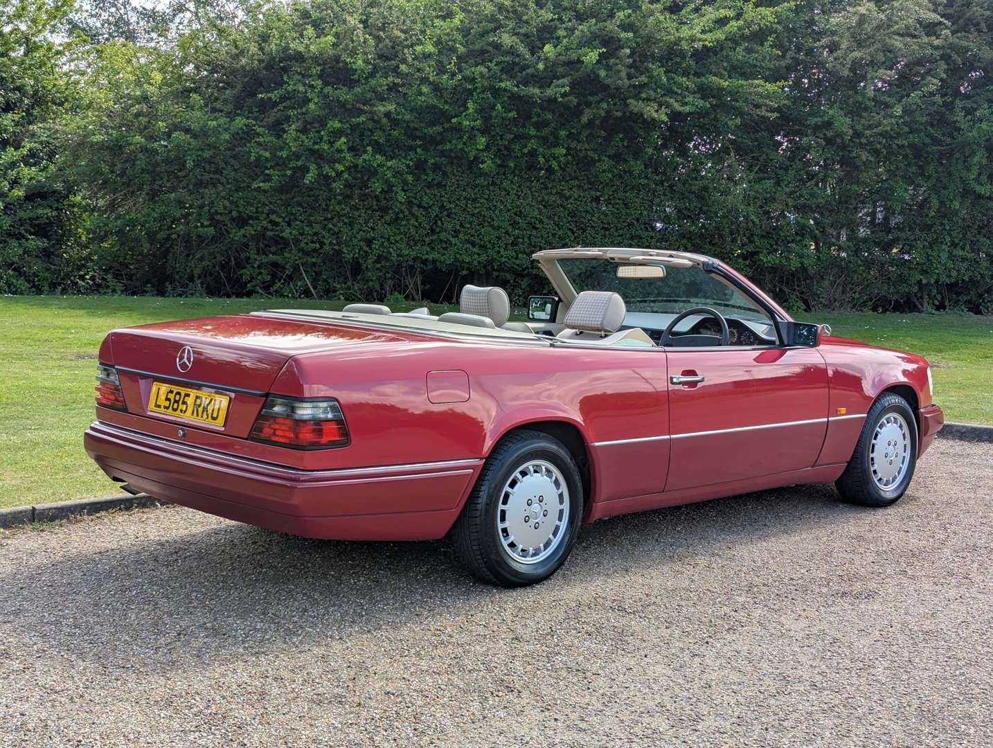 <p>1994 MERCEDES E220 CABRIOLET</p>