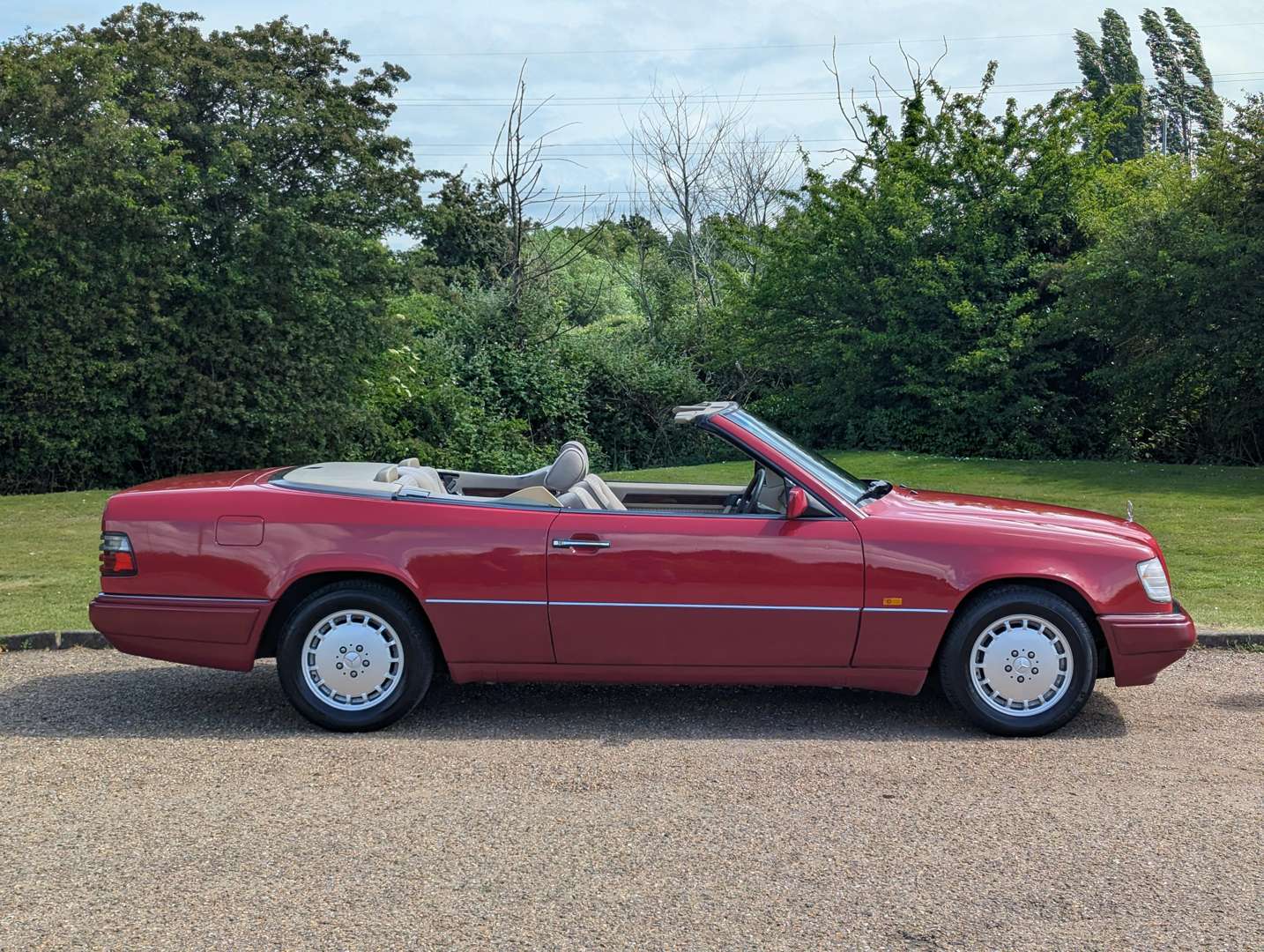 <p>1994 MERCEDES E220 CABRIOLET</p>