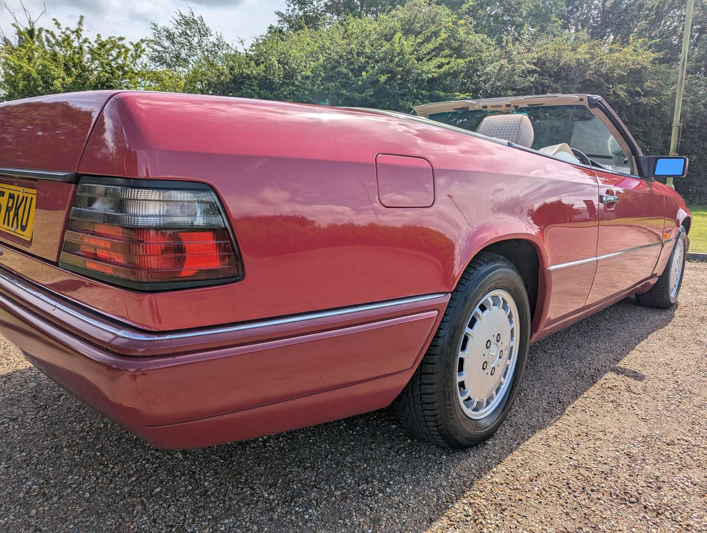<p>1994 MERCEDES E220 CABRIOLET</p>