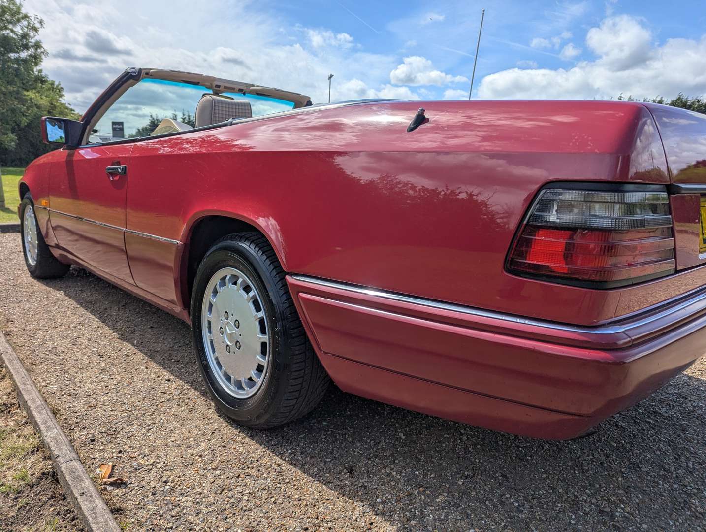 <p>1994 MERCEDES E220 CABRIOLET</p>