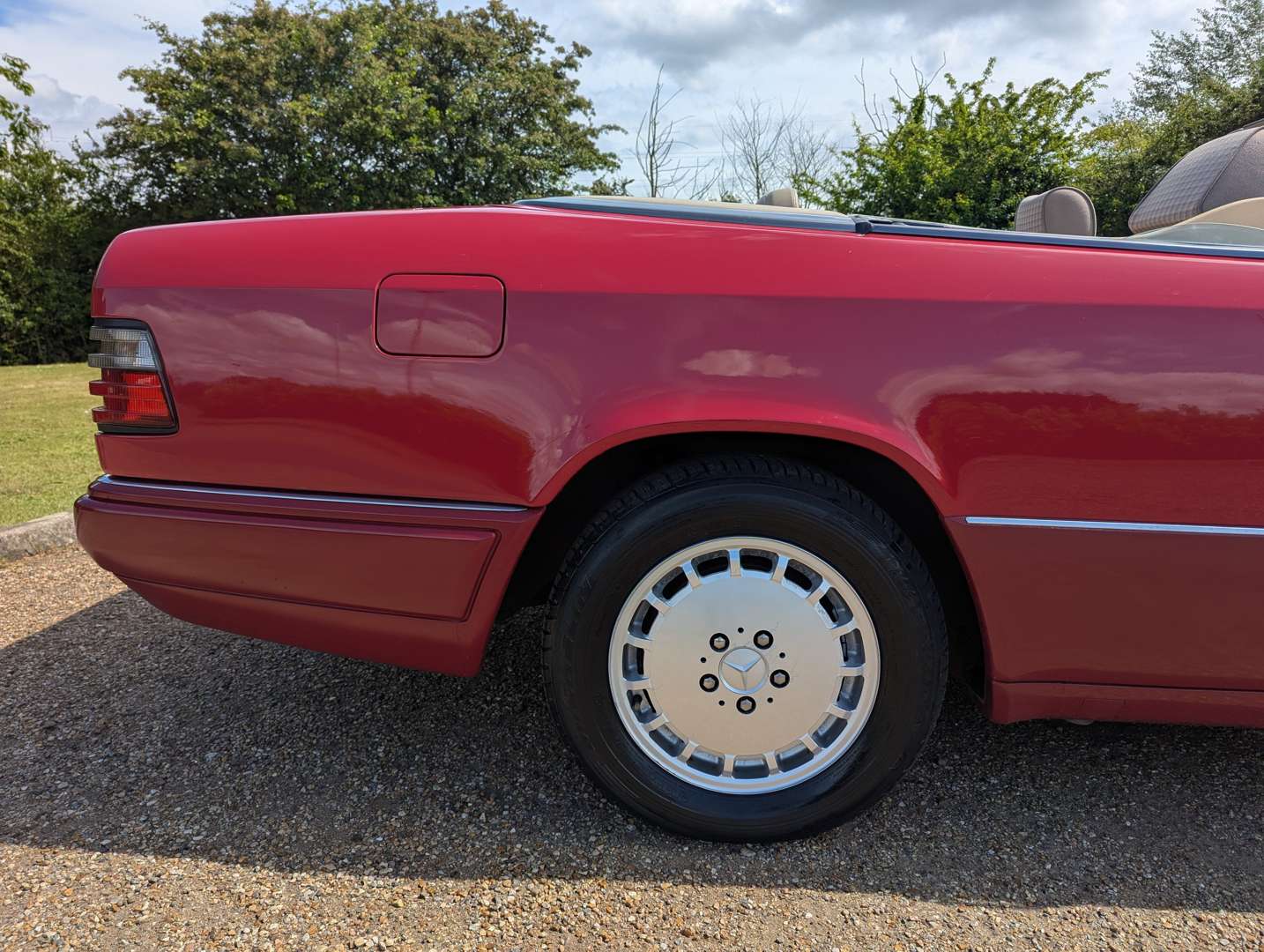 <p>1994 MERCEDES E220 CABRIOLET</p>