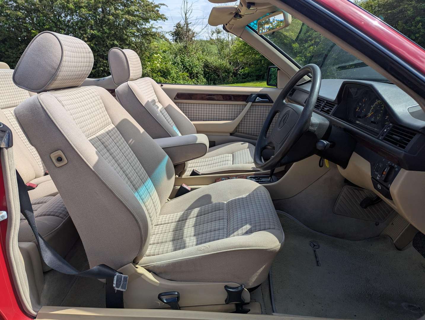 <p>1994 MERCEDES E220 CABRIOLET</p>