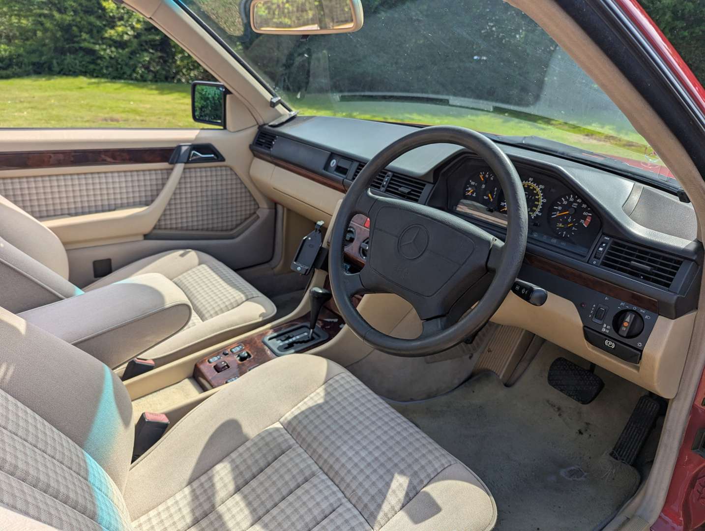 <p>1994 MERCEDES E220 CABRIOLET</p>