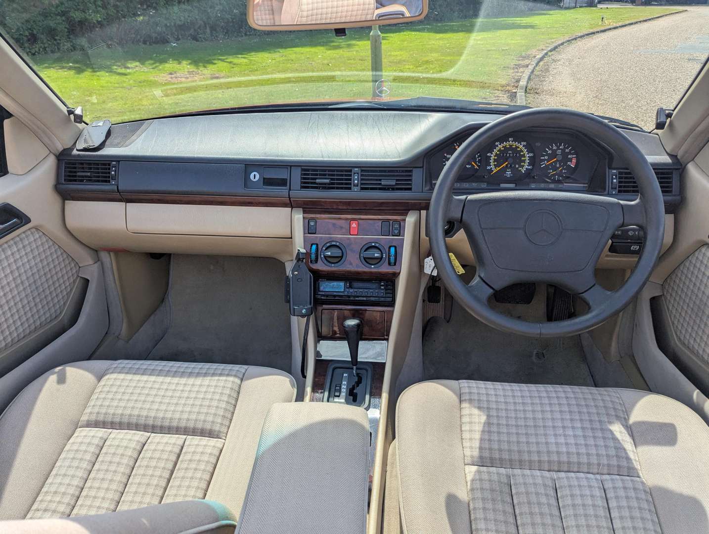 <p>1994 MERCEDES E220 CABRIOLET</p>