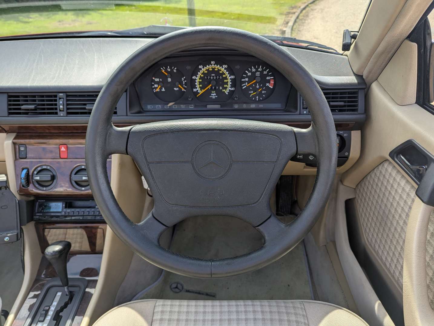 <p>1994 MERCEDES E220 CABRIOLET</p>