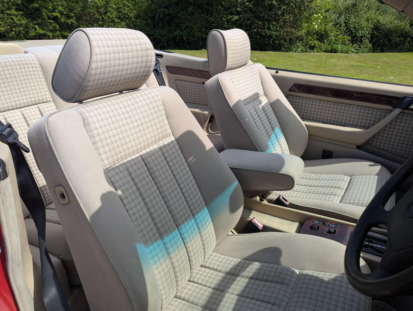 <p>1994 MERCEDES E220 CABRIOLET</p>