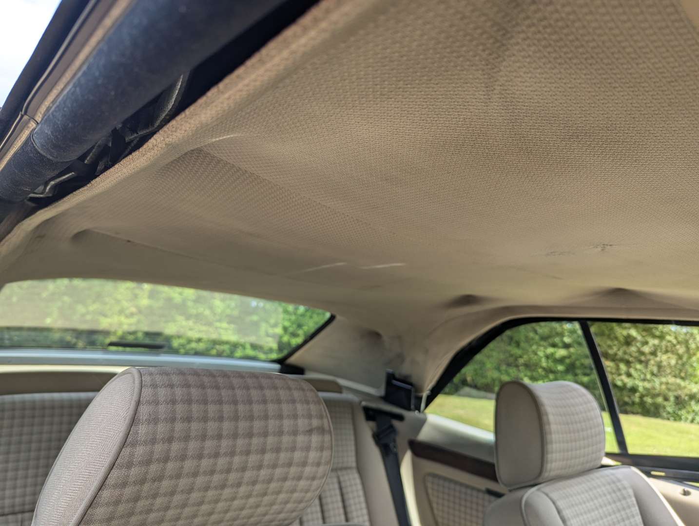 <p>1994 MERCEDES E220 CABRIOLET</p>