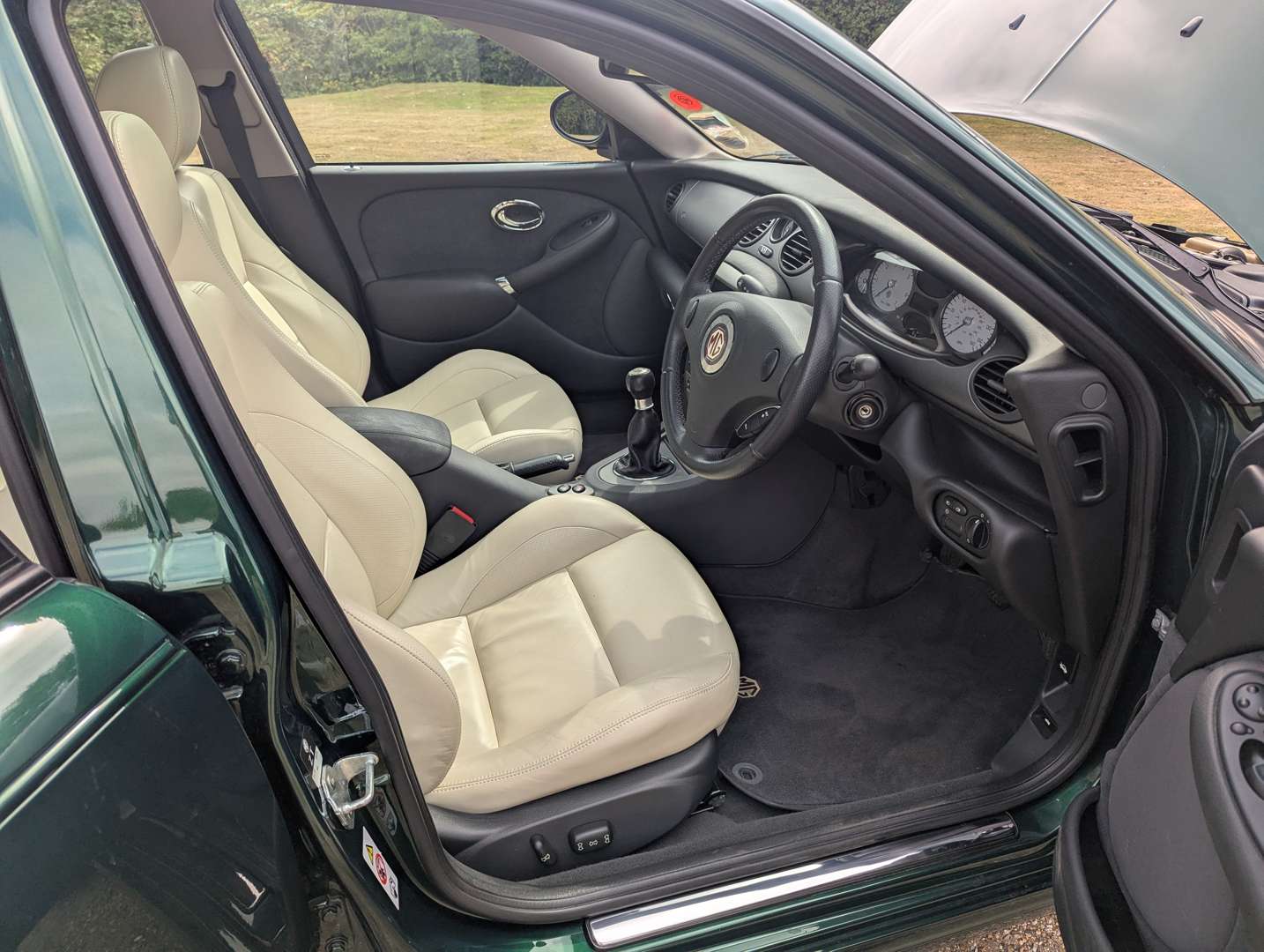 <p>2004 MG ZT SE V8 260 19,335 MILES&nbsp;</p>