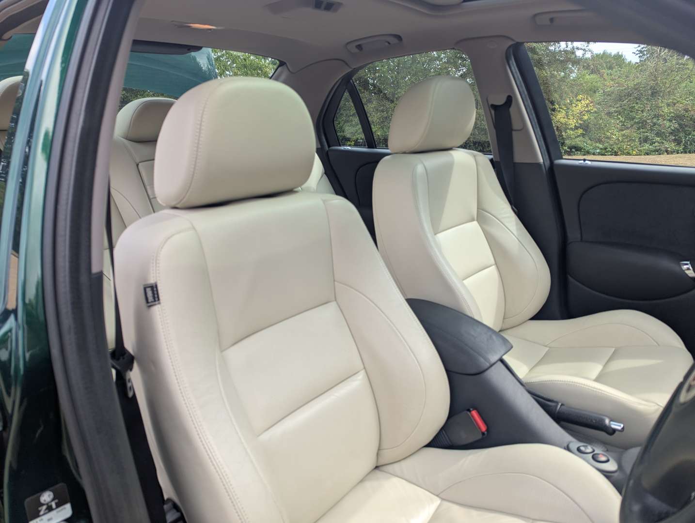 <p>2004 MG ZT SE V8 260 19,335 MILES&nbsp;</p>