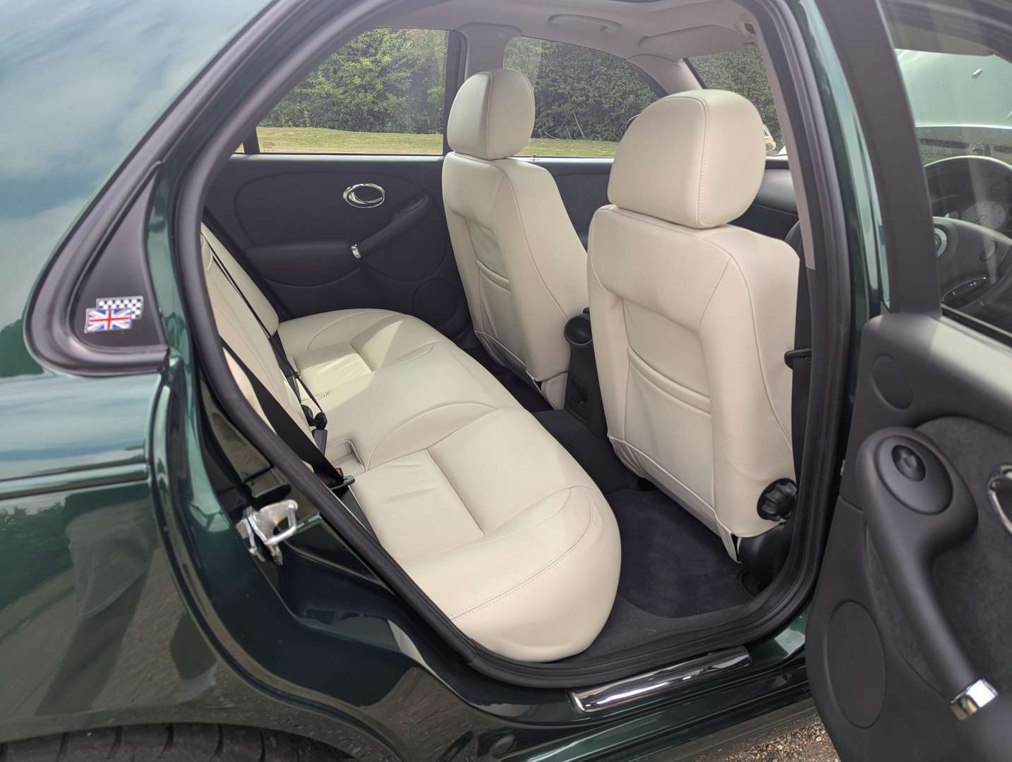 <p>2004 MG ZT SE V8 260 19,335 MILES&nbsp;</p>