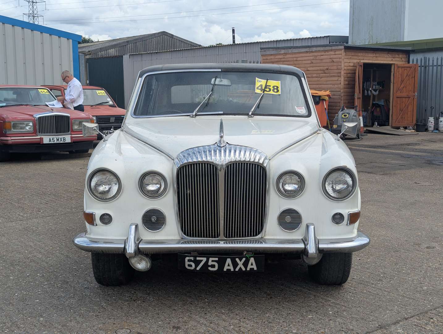 <p>1970 DAIMLER DS420 LIMOUSINE</p>