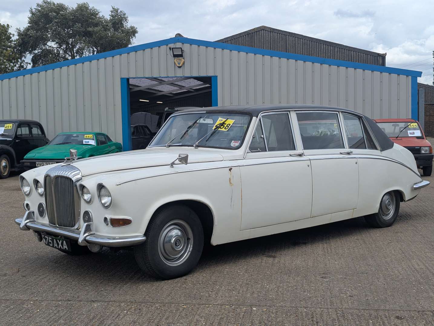 <p>1970 DAIMLER DS420 LIMOUSINE</p>