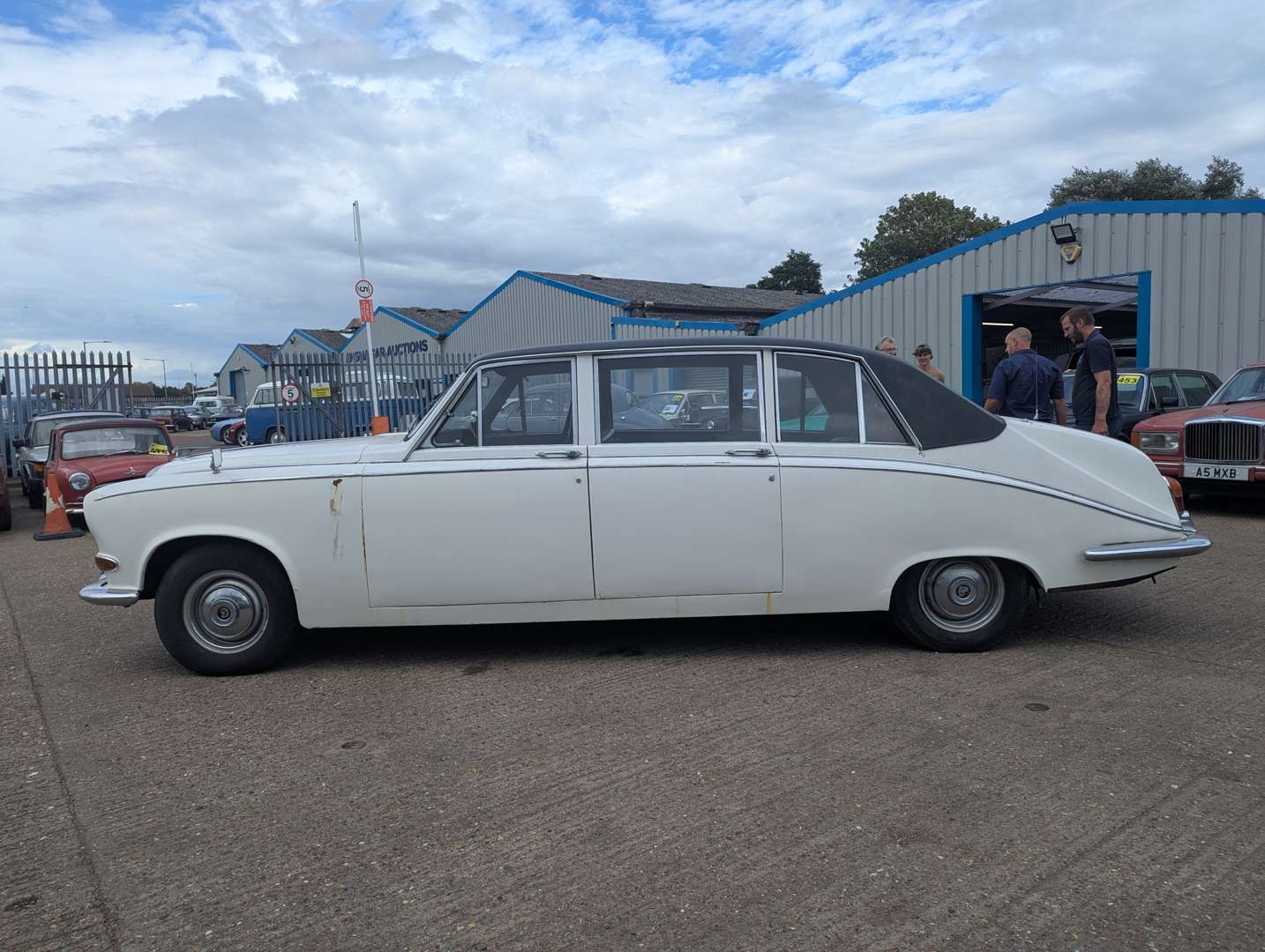 <p>1970 DAIMLER DS420 LIMOUSINE</p>