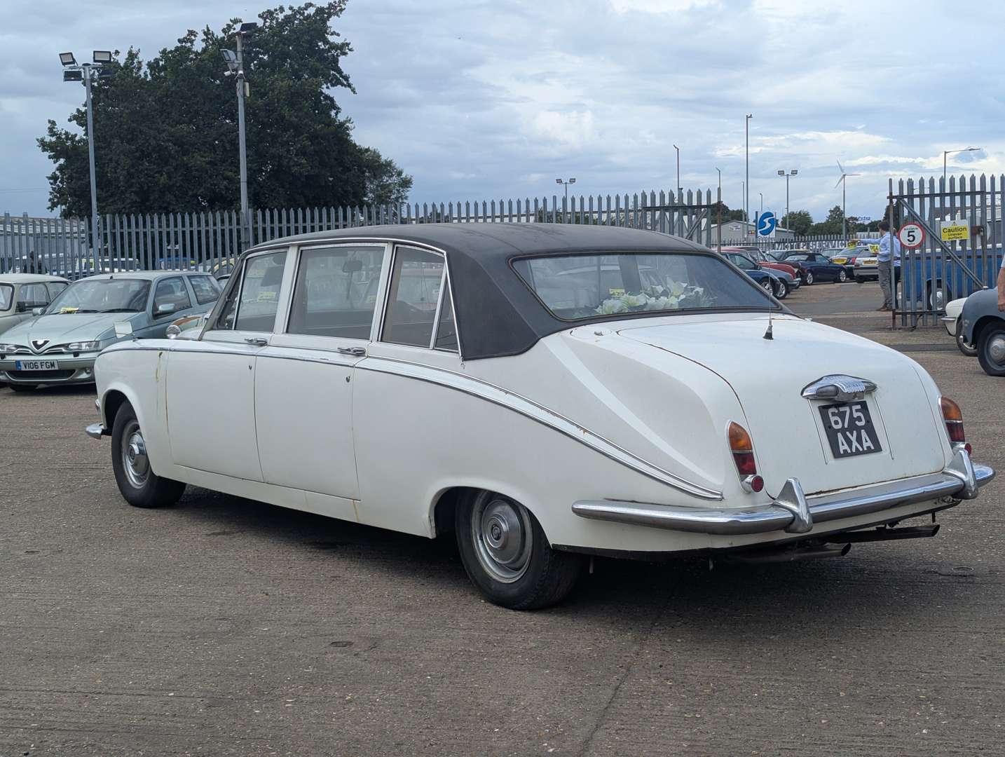 <p>1970 DAIMLER DS420 LIMOUSINE</p>