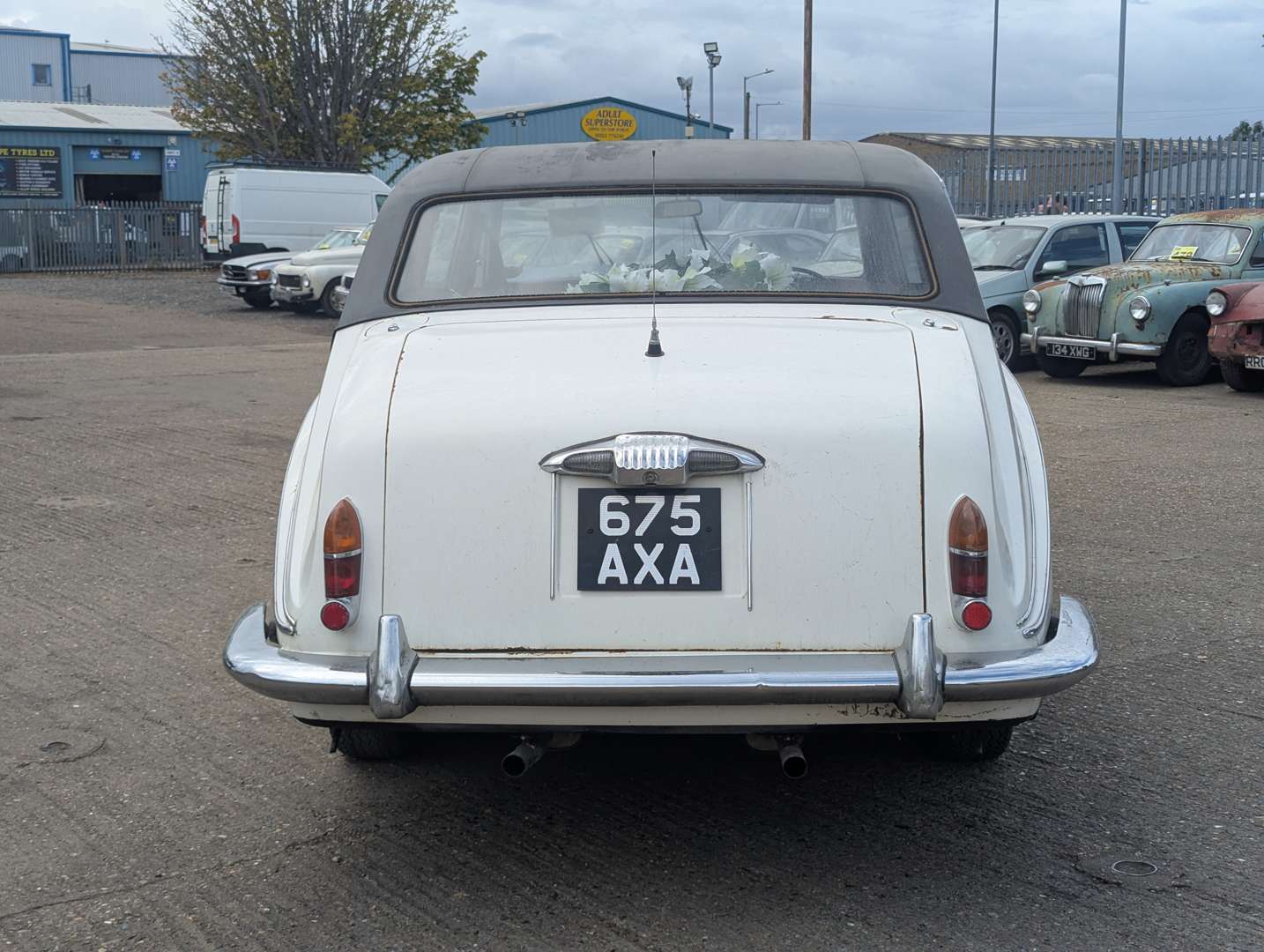 <p>1970 DAIMLER DS420 LIMOUSINE</p>