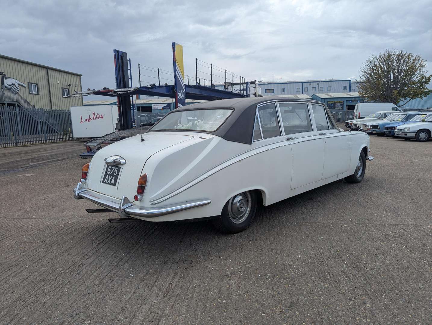 <p>1970 DAIMLER DS420 LIMOUSINE</p>