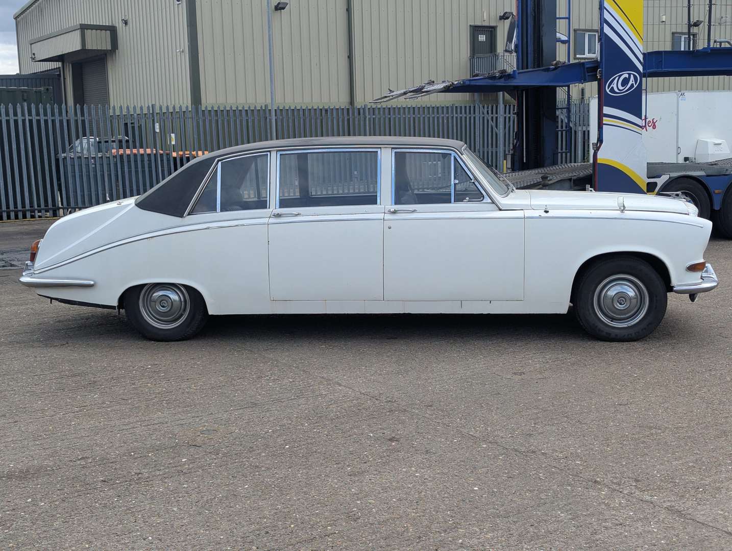 <p>1970 DAIMLER DS420 LIMOUSINE</p>