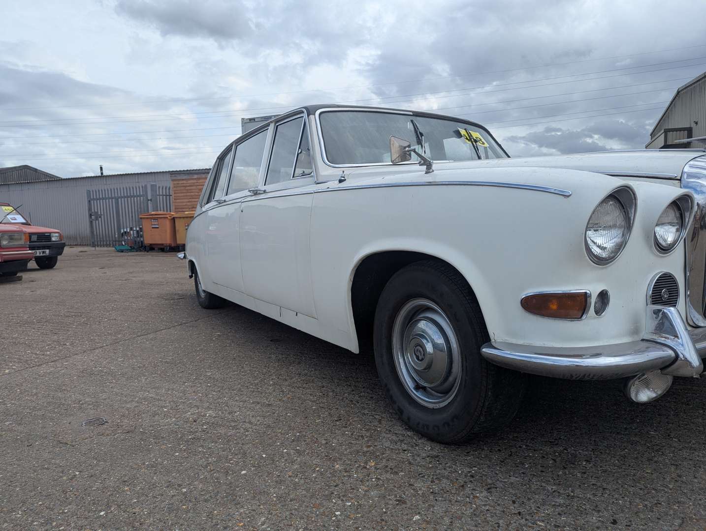 <p>1970 DAIMLER DS420 LIMOUSINE</p>