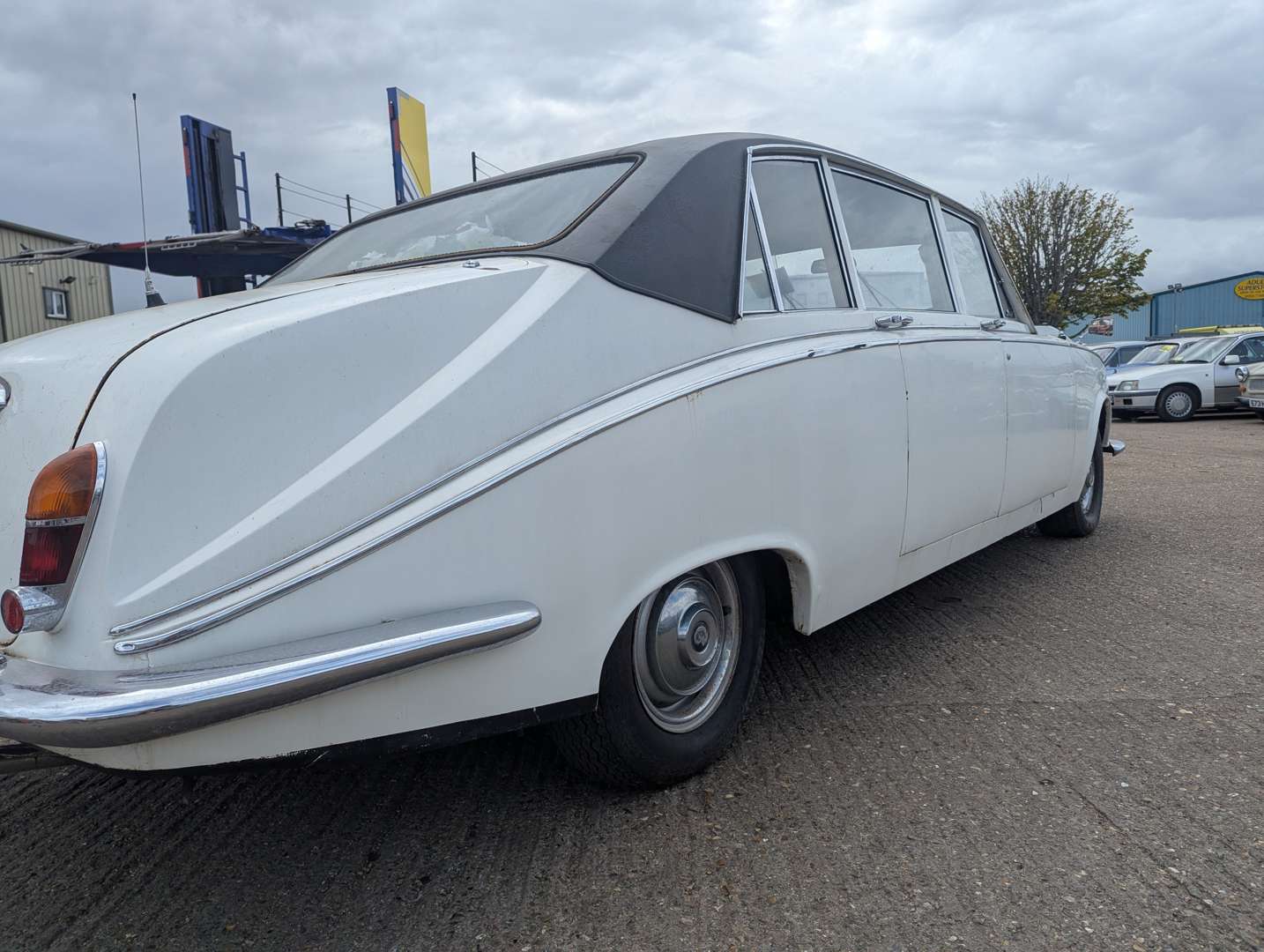 <p>1970 DAIMLER DS420 LIMOUSINE</p>