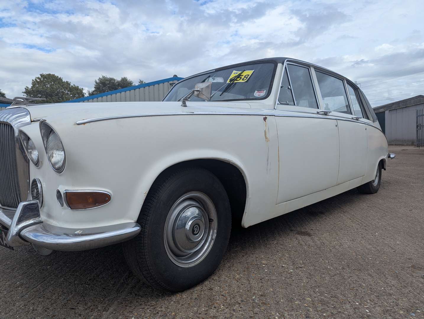 <p>1970 DAIMLER DS420 LIMOUSINE</p>