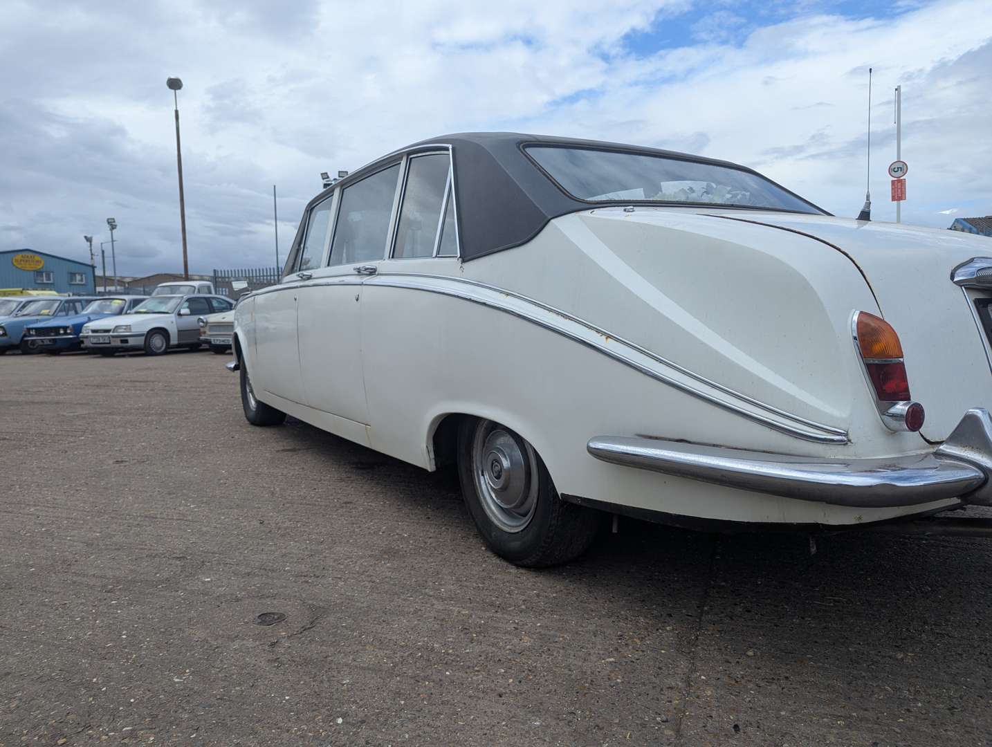 <p>1970 DAIMLER DS420 LIMOUSINE</p>