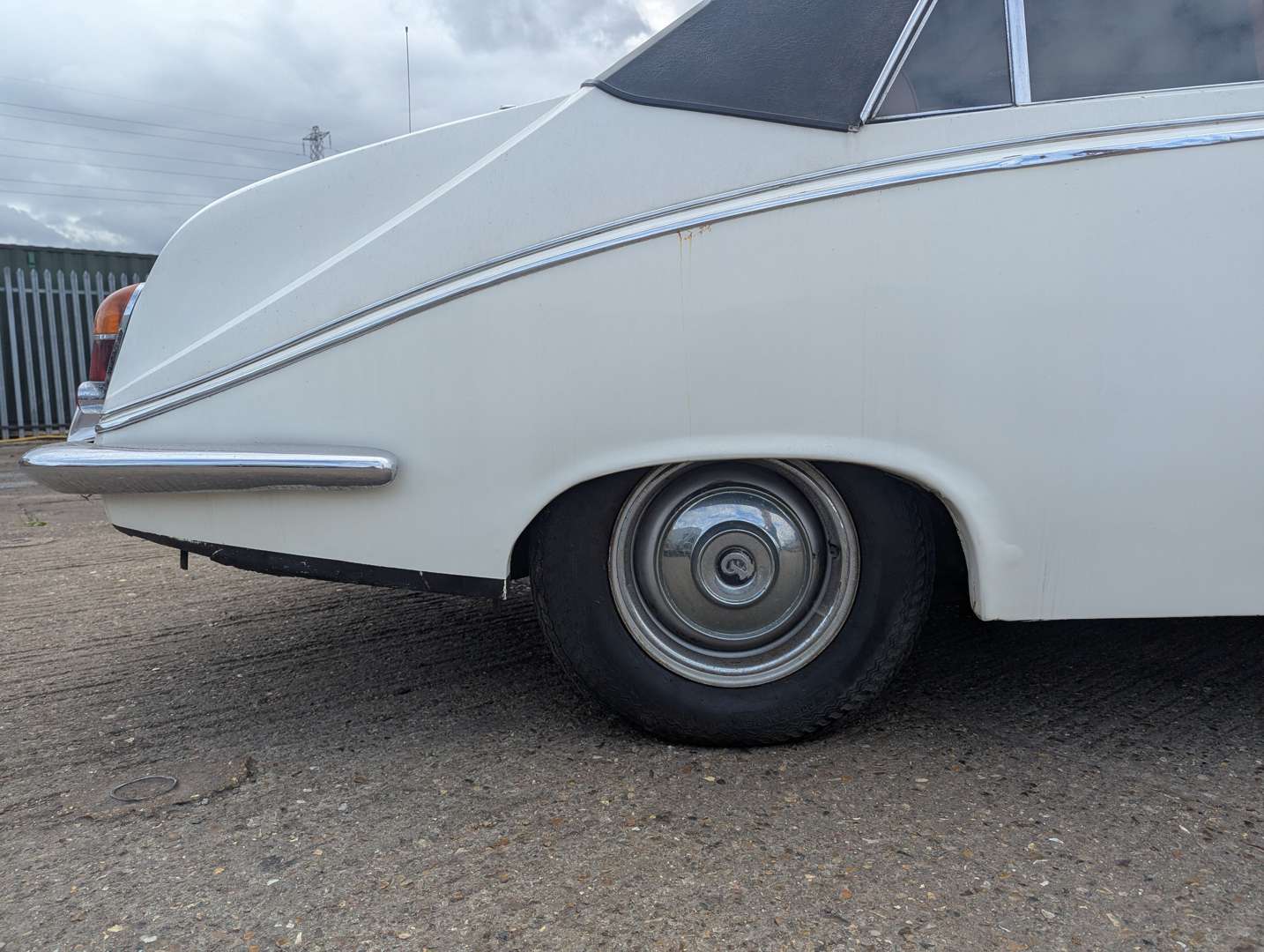 <p>1970 DAIMLER DS420 LIMOUSINE</p>